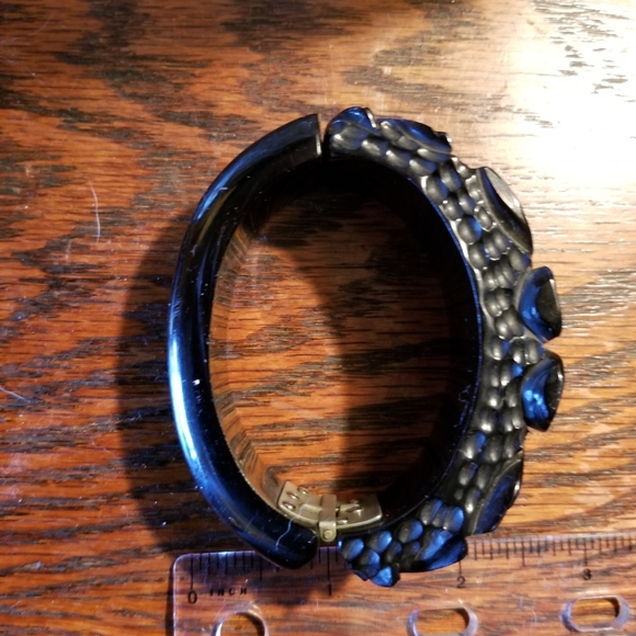 Vtg Black carved BAKELITE chunky clamper - Picture 5 of 9